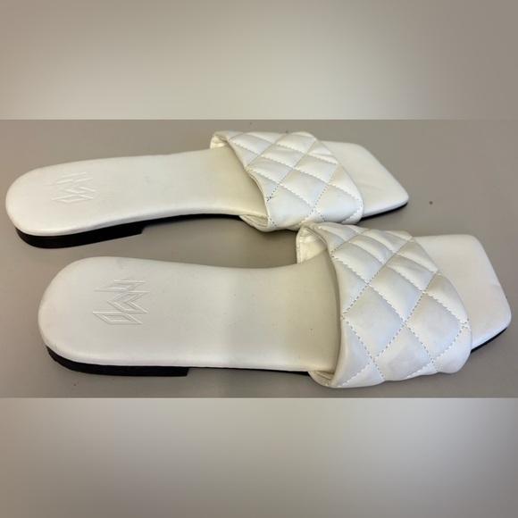Malvados White Quilted Open-Toe Faux Leather near flat Sandals women's size 8 - Picture 5 of 8